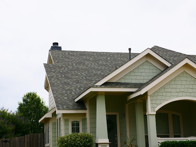Signs You Need a Roofing Contractor Fast